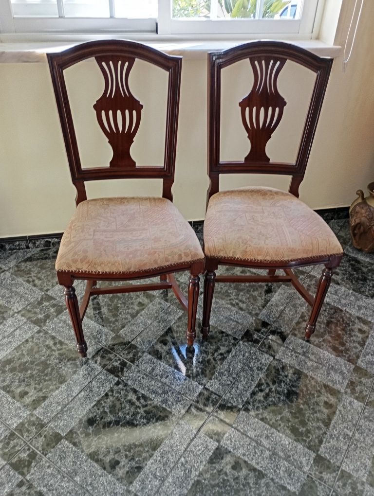 Mesa oval extensível