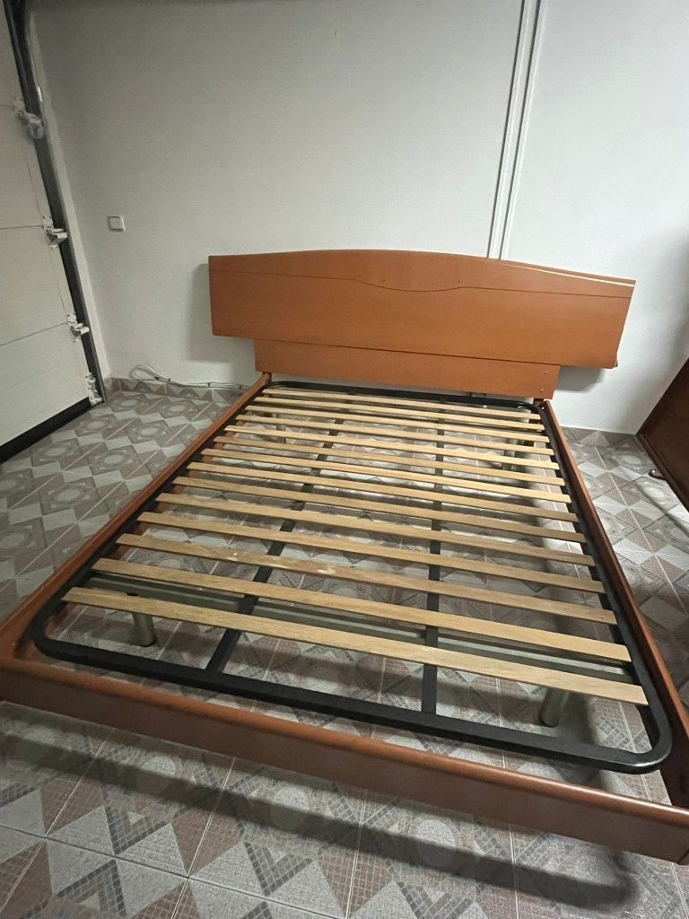 Cama de casal com 2 mesinhas de cabeçeira e comoda