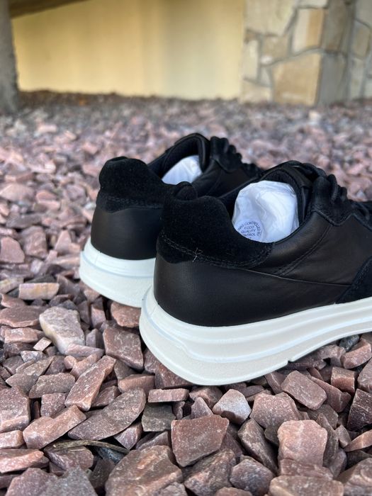 Кросівки жіночі 35р