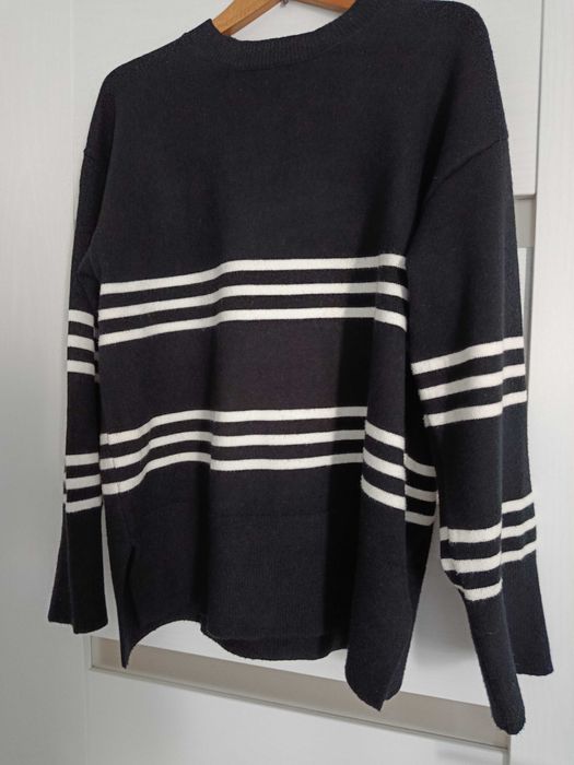 Czarny sweter w paski