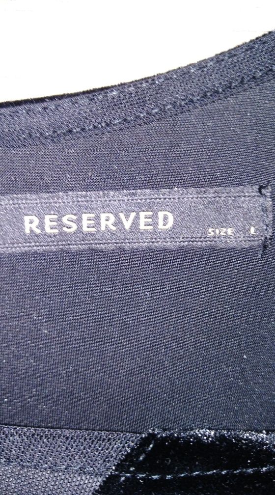 Dopasowana aksamitna sukienka mała czarna RESERVED L