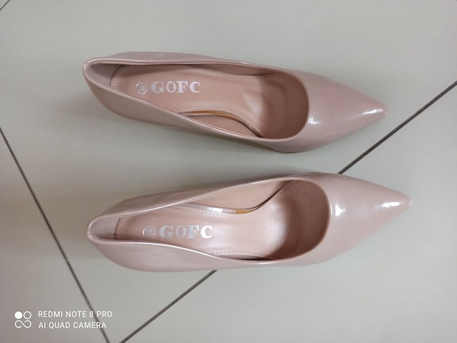 Nowe beżowe szpilki nude 39 lakierkowe