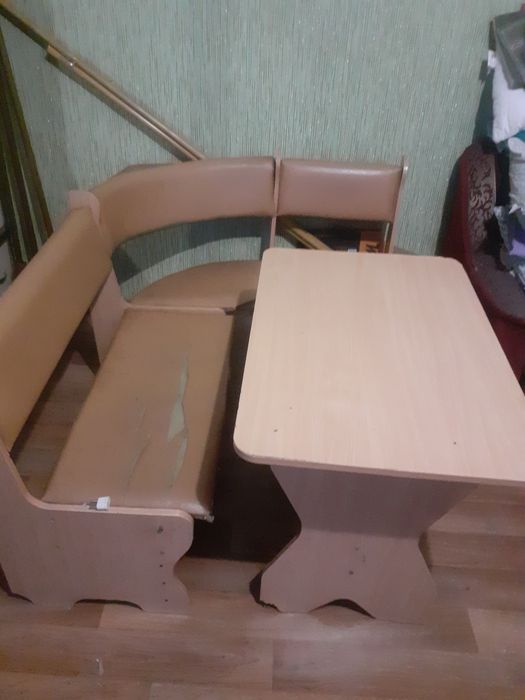 Кухониий уголок со столом