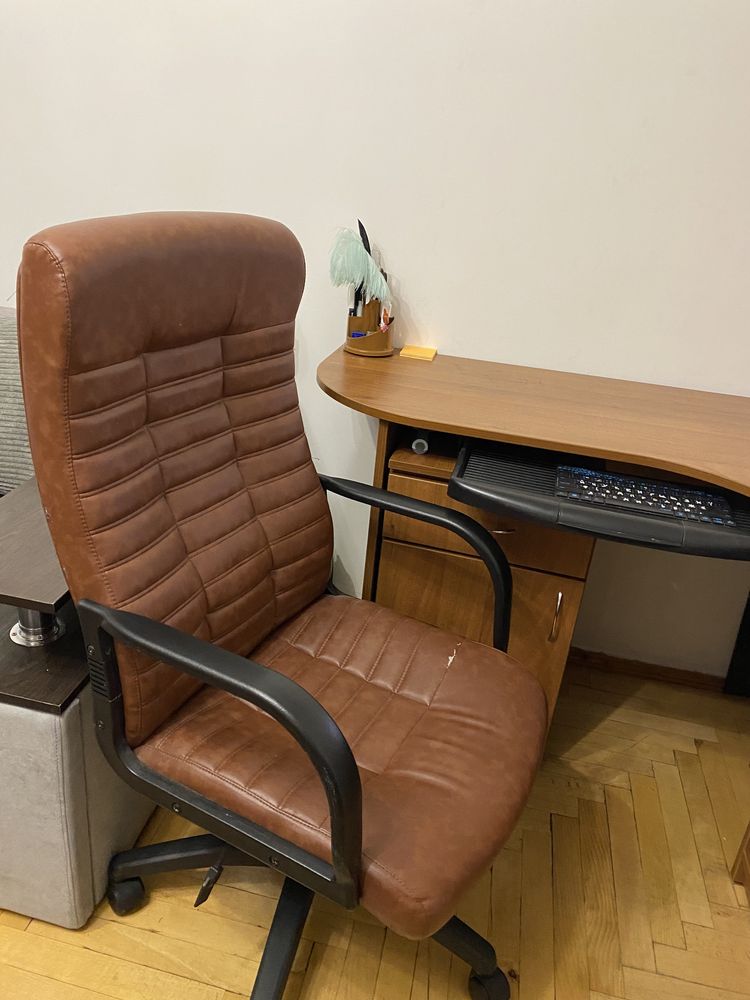 Письмовий стіл з комп’ютером і офісним кріслом