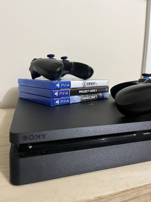 PlayStation 4 Slim - 1TB + 2 comandos + 3 jogos