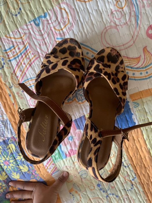 Sandálias padrão tigresa 37 “Saltar” salto de cunha e fivela