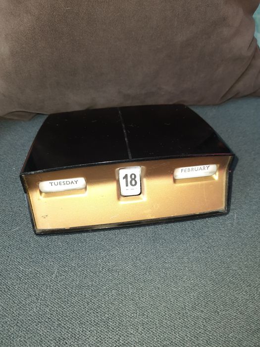 Metalowo-plasikowy duński kalendarz wieczysty na biurko