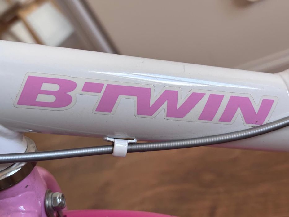 Rower B TWIN Decathlon z kółkami bocznymi i kijkiem do nauki Rowerek