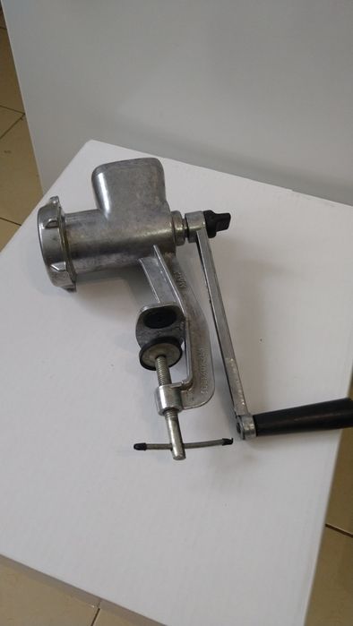 Ручная мясорубка.