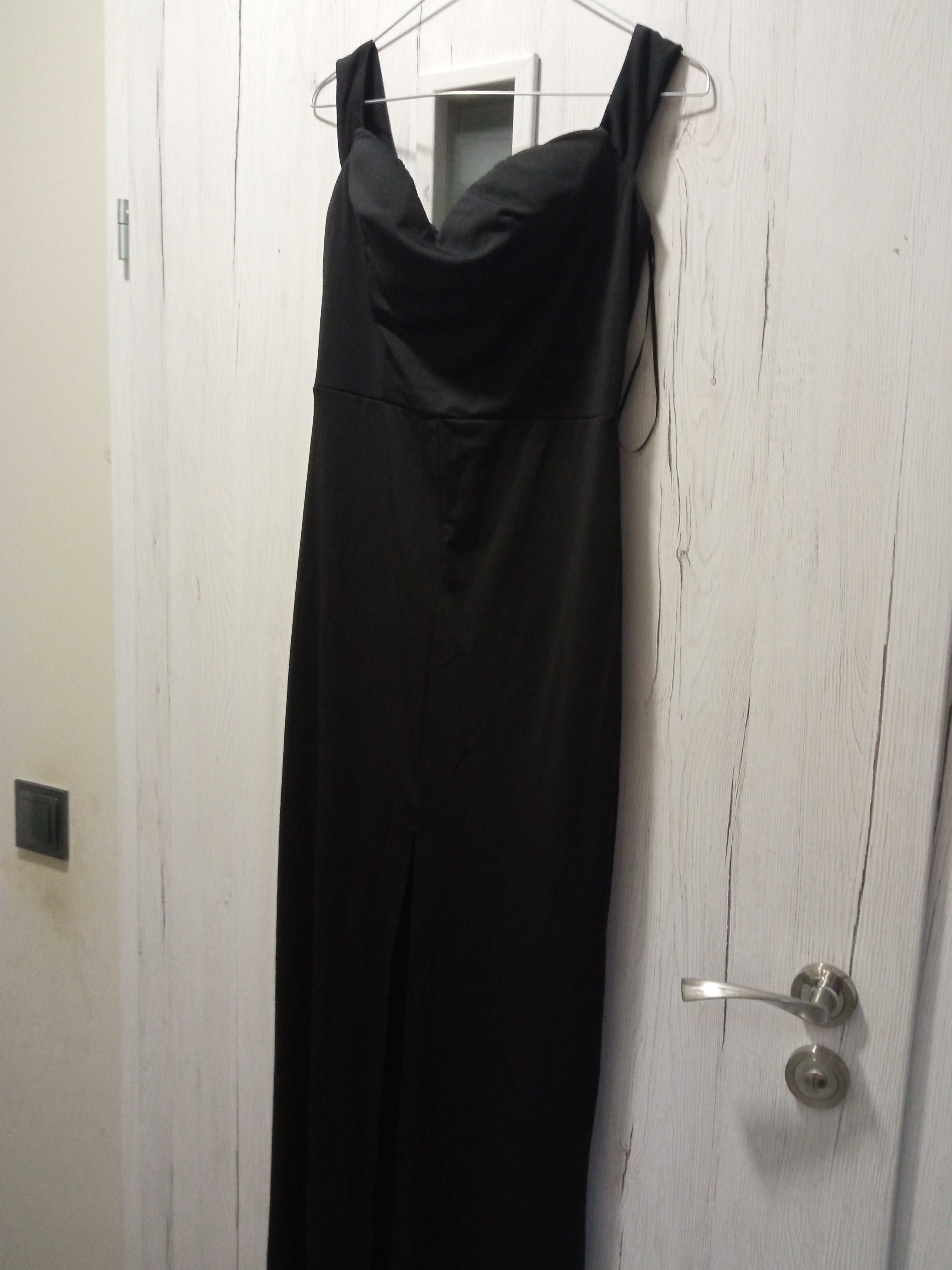 Długa czarna suknia