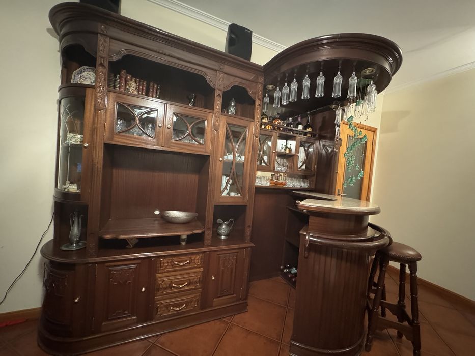 Móvel de Sala Clássico com Bar Integrado em Madeira