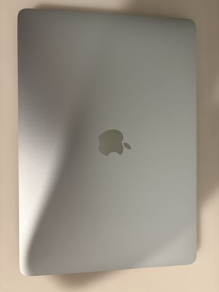 MacBook Air M1/16GB/256GB - stan idealny (37 cykli, bateria 96%)