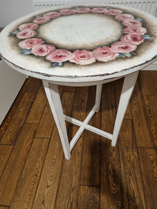 Stolik vintage w roże