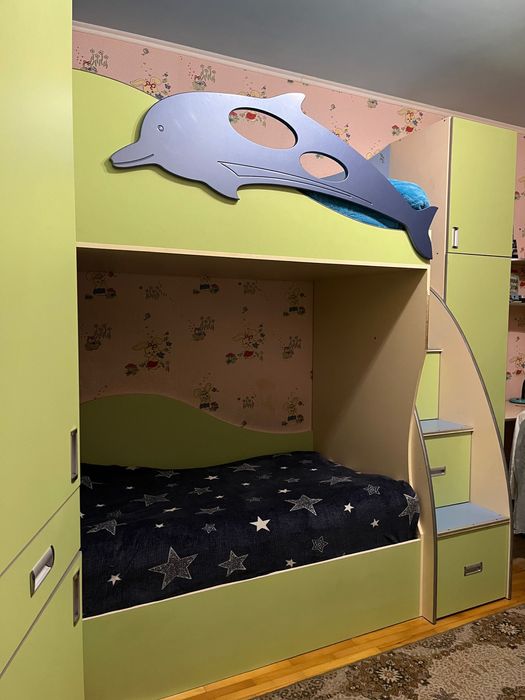 Комплект меблів  дит. кімнати, двоярусне ліжко, стіл, шафа. Терміново