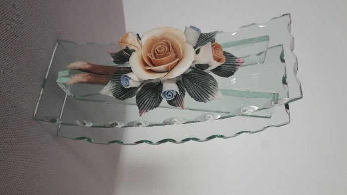 Jarrinha em vidro recortado com aplique floral - peça decorativa