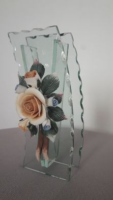 Jarrinha em vidro recortado com aplique floral - peça decorativa