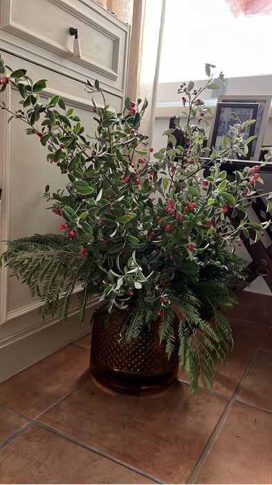 Faço arranjos com flores do campo com plantas de época.