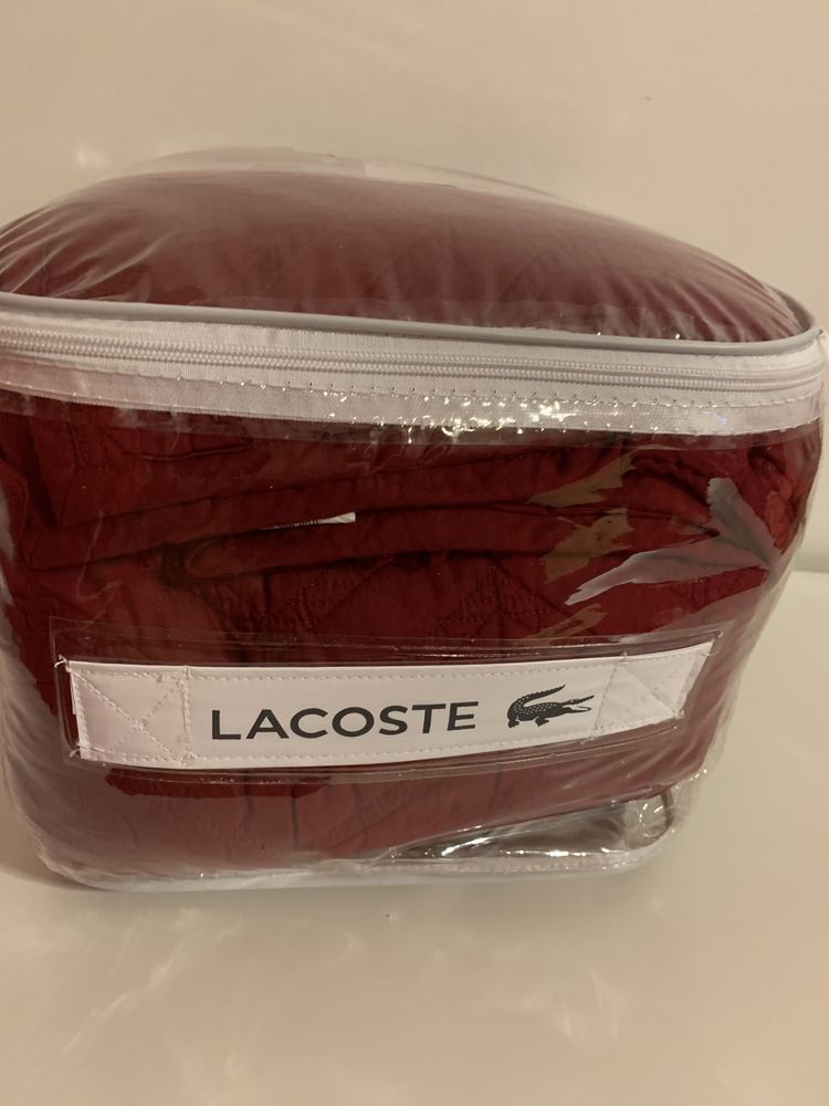 Червоне покривало бренду  Lacoste