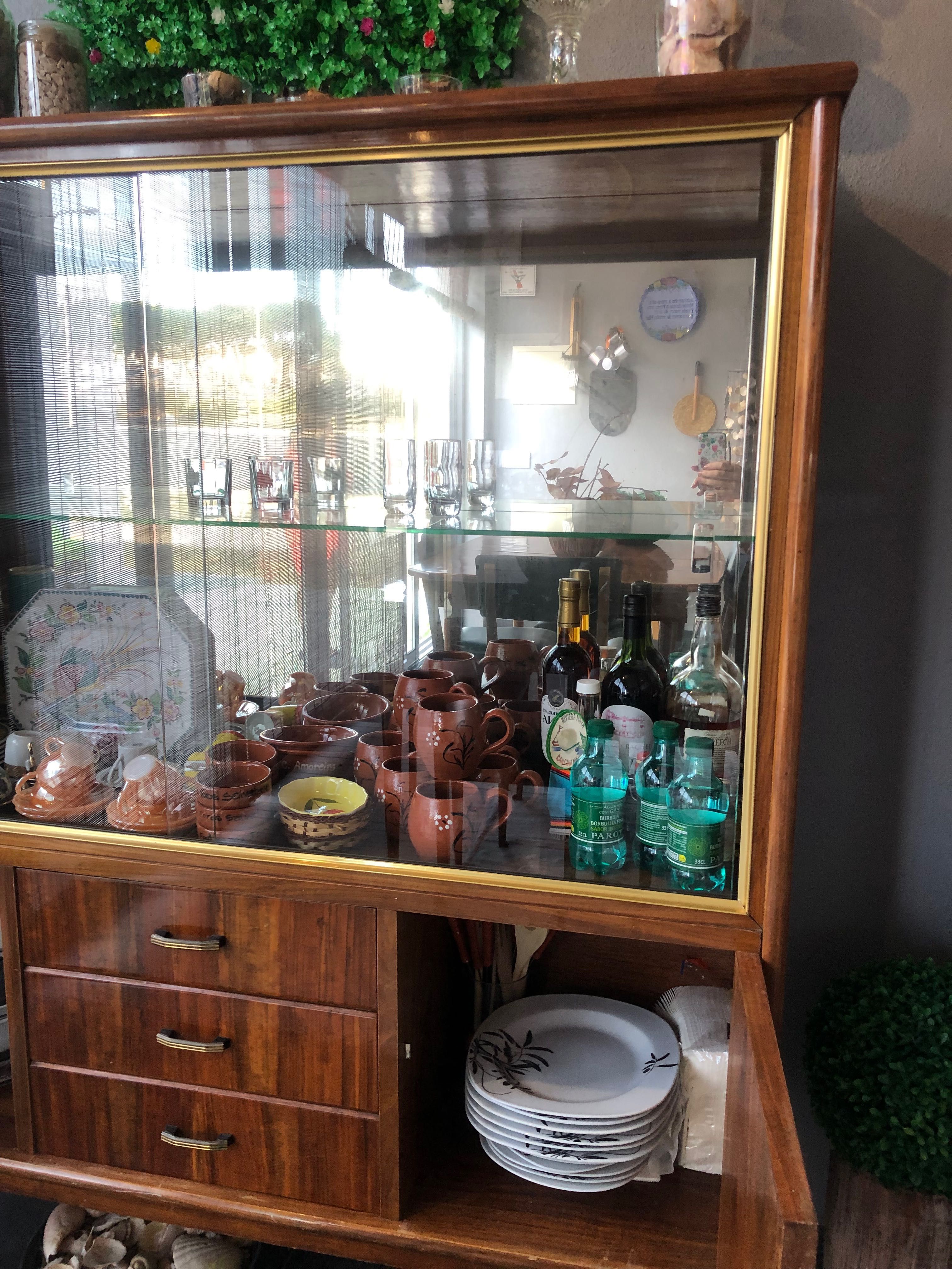 Cristaleira Vintage em vidro e madeira