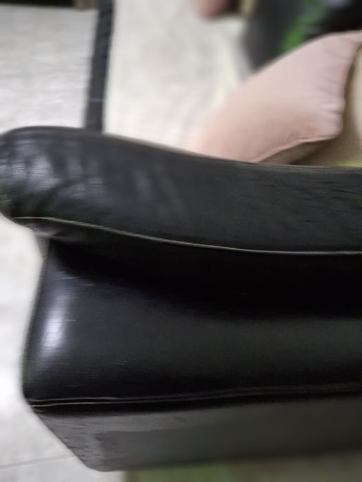 Sofá chaiselong preto dá pra separar