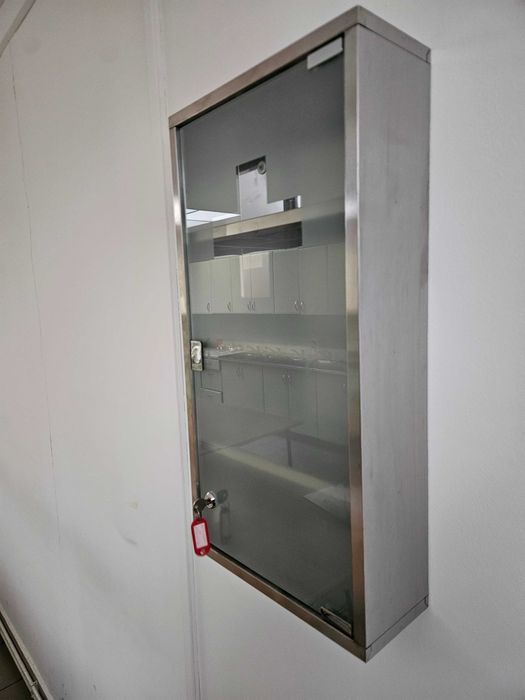 Wisząca apteczka stalowa