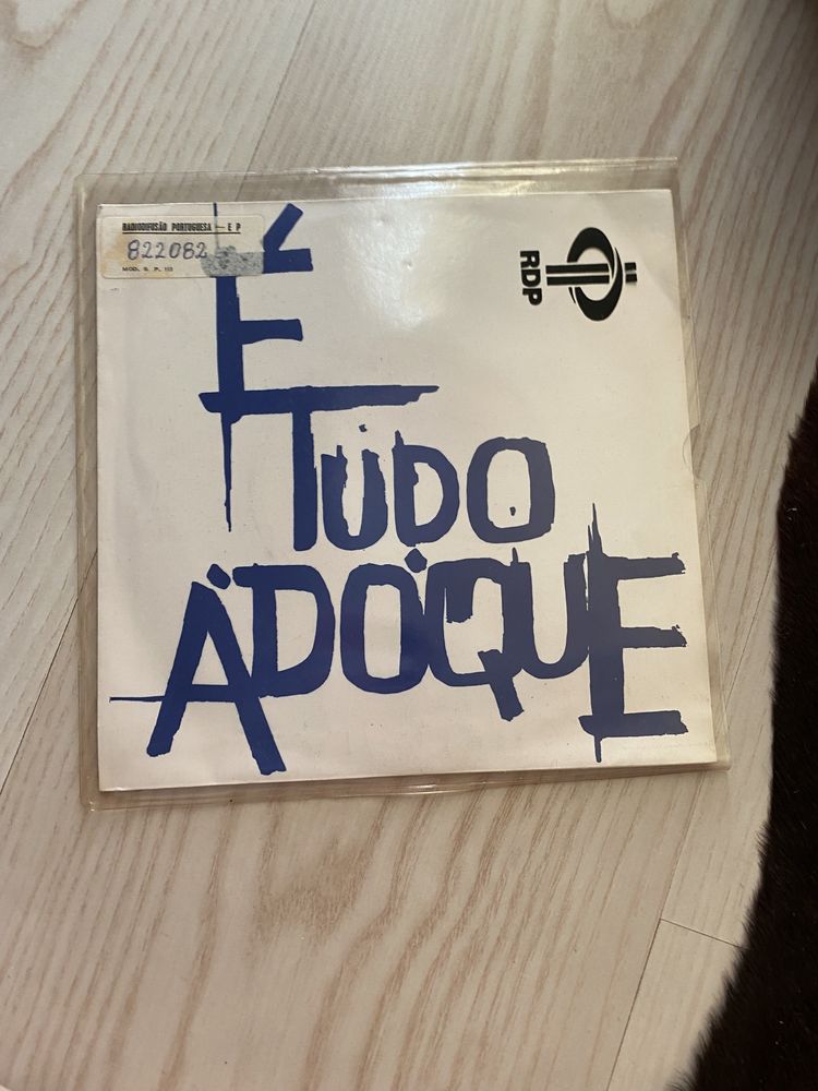 Single “É Tudo Adoque”