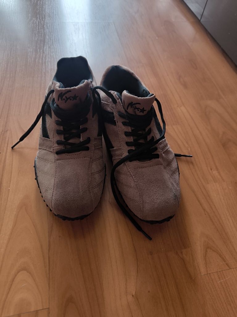 Buty sportowe z antypoślizgową podeszwą, kolor brązowy