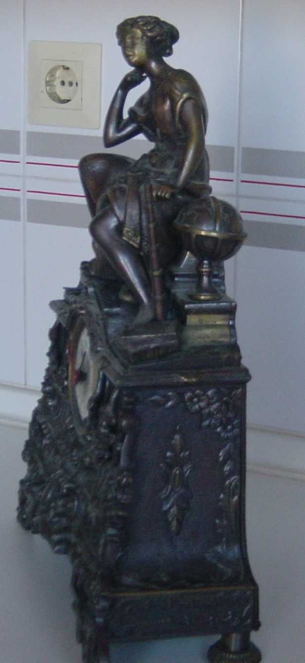 Caixa de Relógio de mesa antigo, figurativo, em bronze escuro patinado