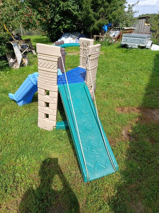 Zamek, plac zabaw, zjeżdżalnia