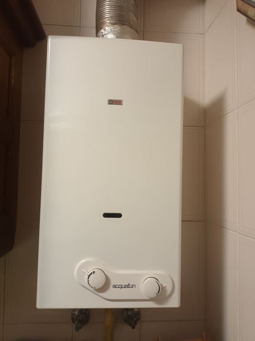 Esquentador com ventilação usado e a precisar de uma peça.