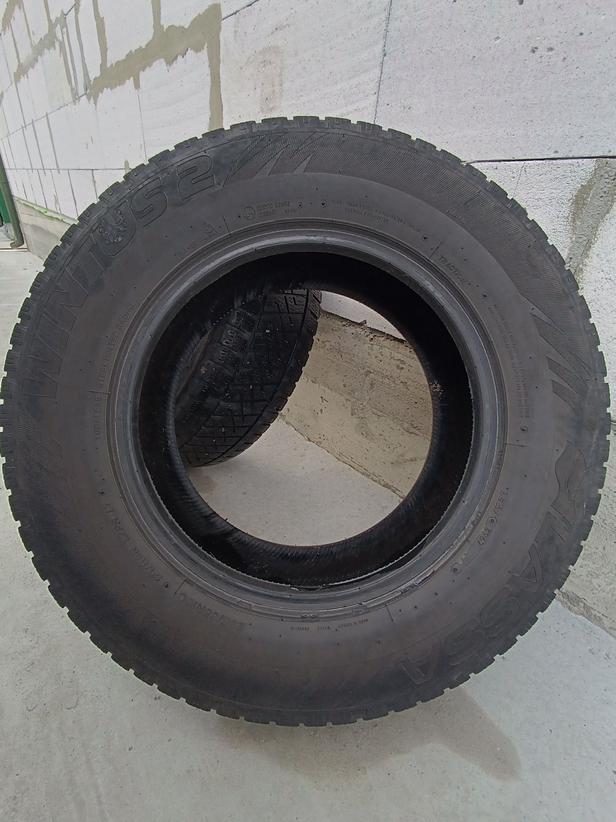 Продам 2 шини Lassa 235/65R16 зимові
