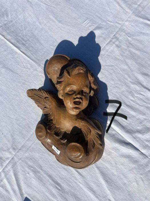 Drewniana płaskorzeźba anioła