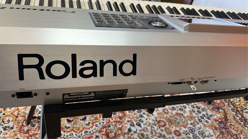 Roland Fantom - G8 semi novo, com placa exp. Roland - ARX-03 incluída