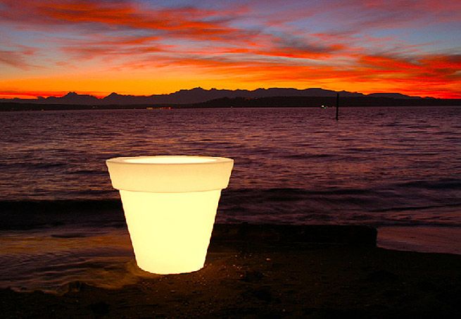 Vasos e floreiras com iluminação