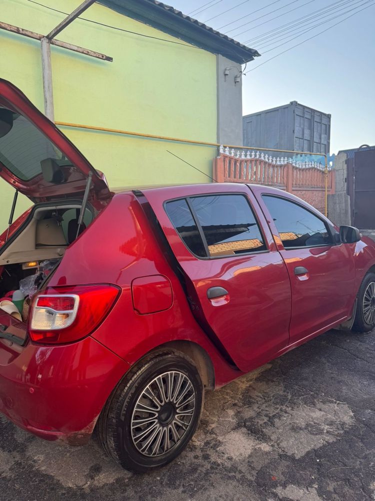 Подам Renault Sandero 2013 год