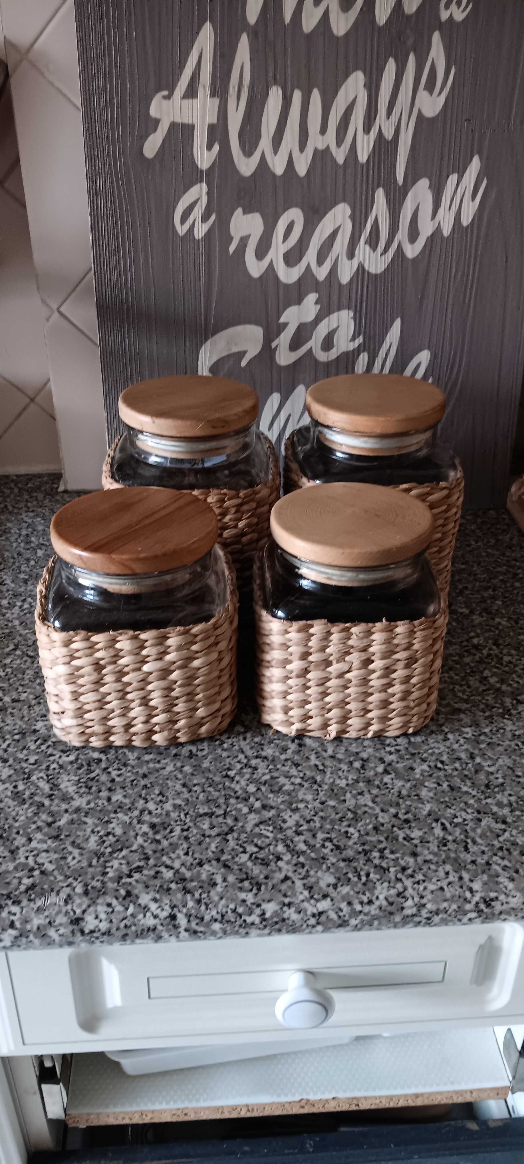 Potes de vibro e bambu