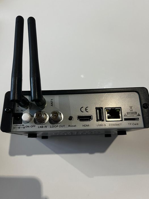 Dekoder ZGEMMA 4K
W zestawie pilot oraz zasilacz. Wszystko