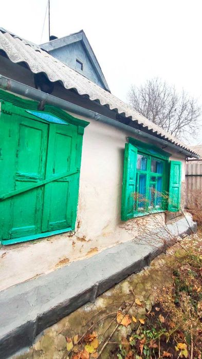 Продам невеликий окремий будинок в Дергачах по вулиці Садовій.