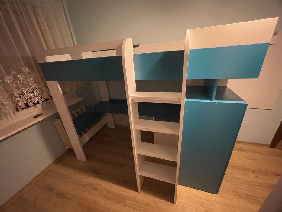 Łóżko na antresoli z biurkiem i szafą