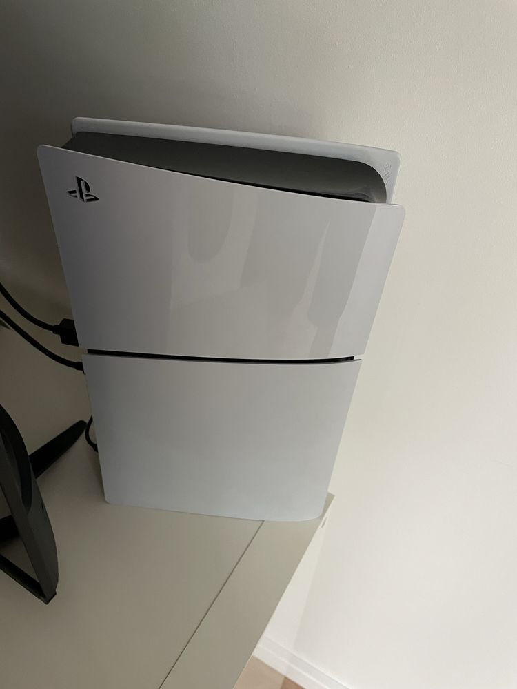 PS5 Digital + 2 pady
