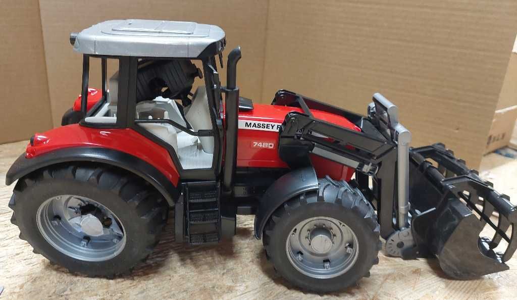 Bruder 2046 Traktor Massey Ferguson z przczepą 182