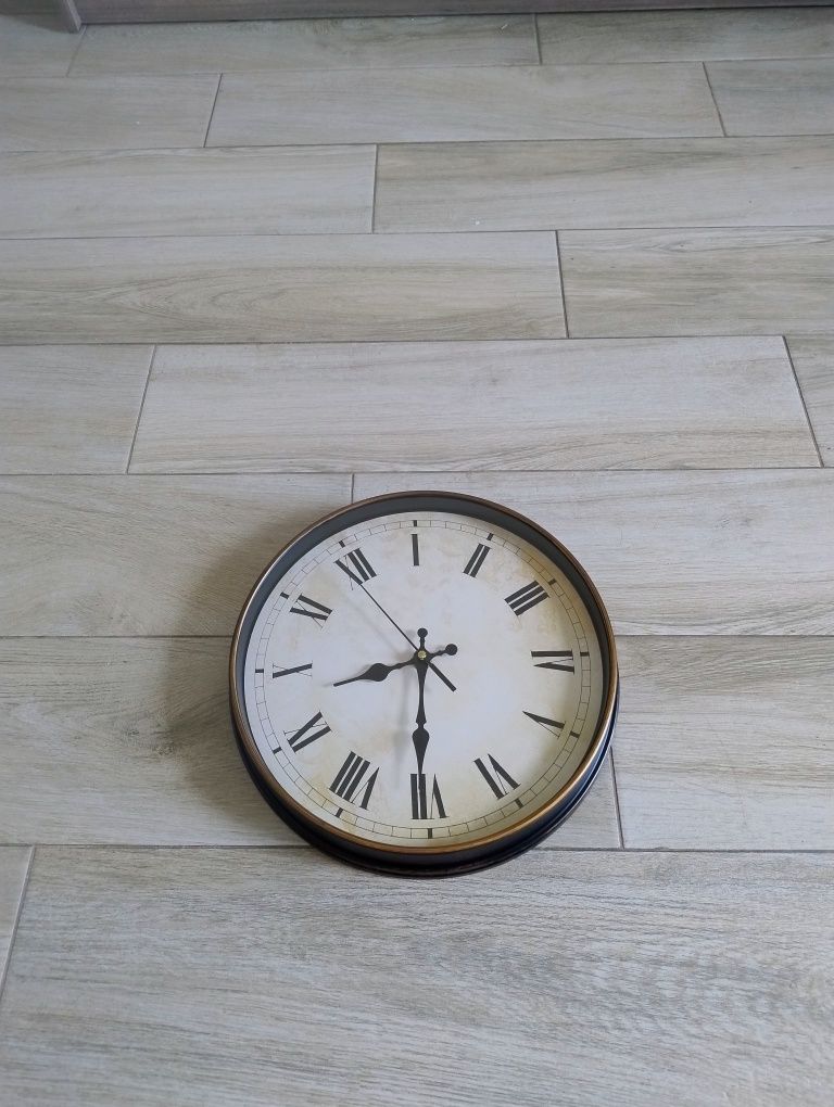 Zegar retro ścienny okrągły cyfry rzymskie, cichy 27cm.