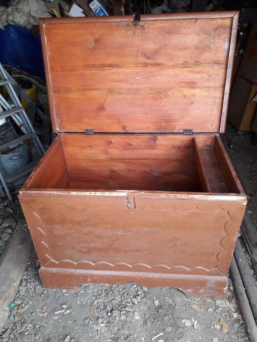 Скриня. Ящик, сундук. Можно для хранения вещей или зерна.