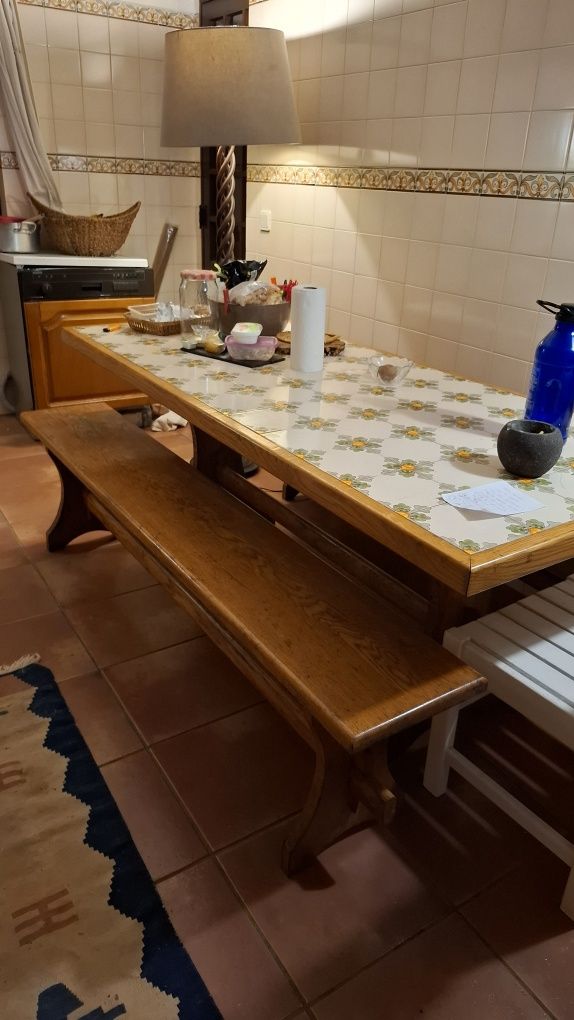 Mesa e bancos rústicos