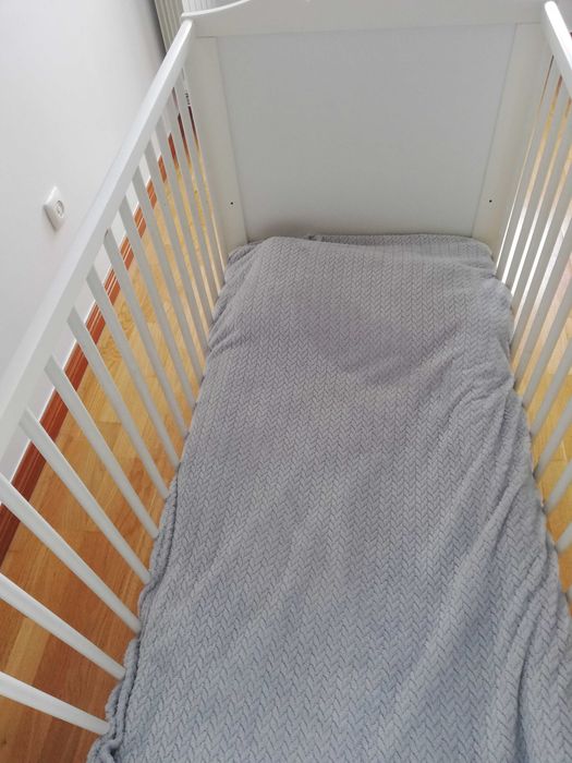 Cama de bebé e trocador