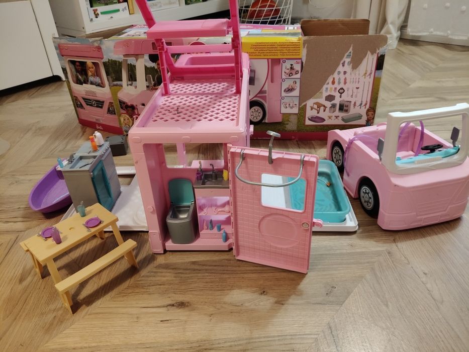 Camper Barbie pink