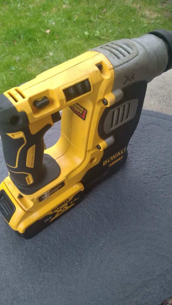 Перфоратор DeWalt DCH 273