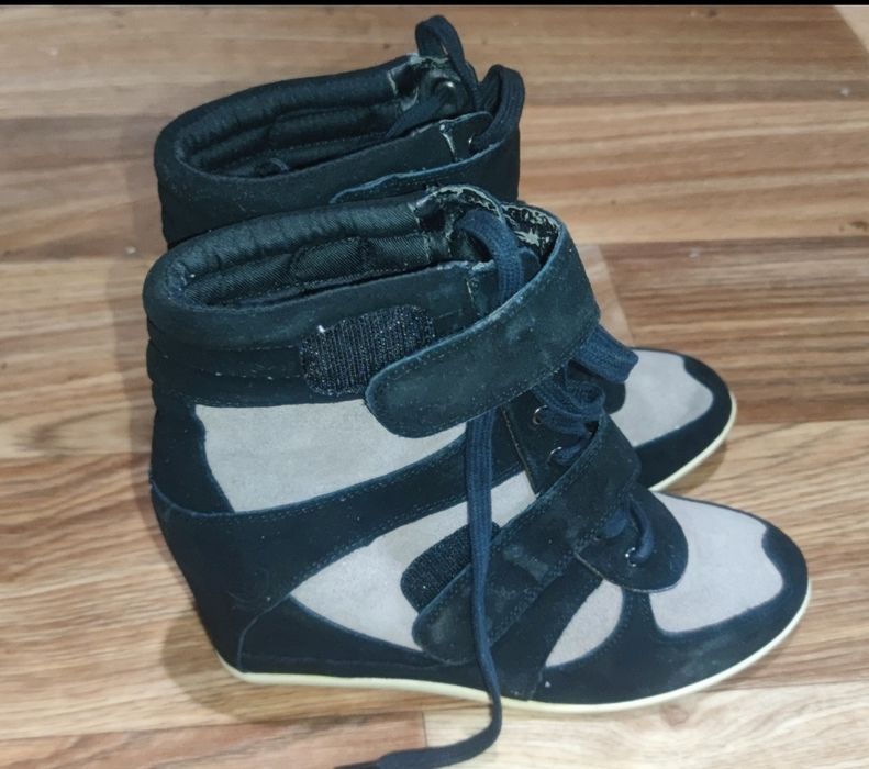 Продаються жіночі ботинки