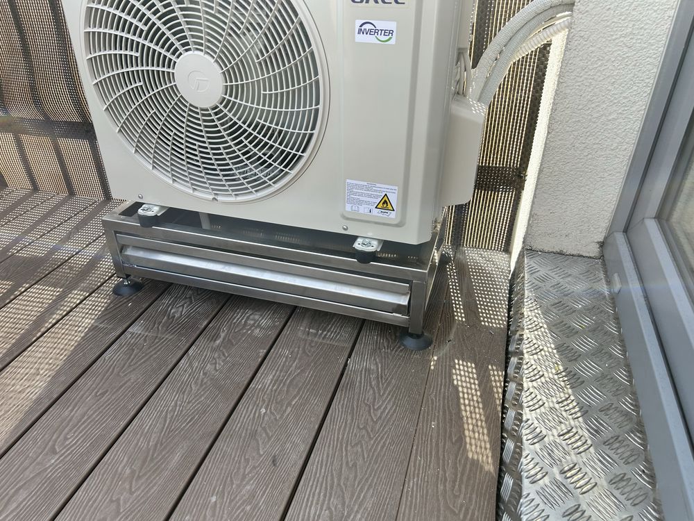 Stojak pod klimatyzacje z pojemnikiem na kondensat