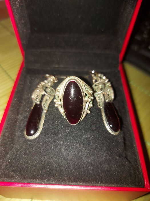 Перстень и серьги.